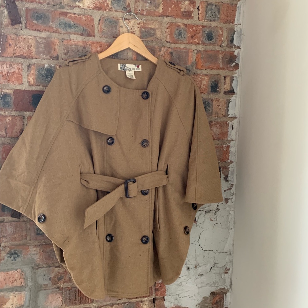 Women's cape outerwear - Picture 5 of 6